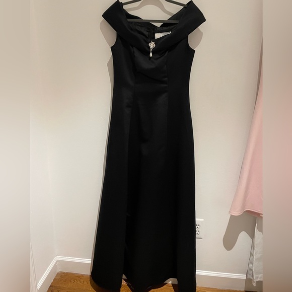 Satin maxi dress in black - Picture 2 of 2